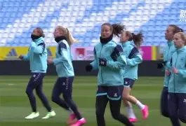 中国女足运动员表现出色为球队带来胜利 